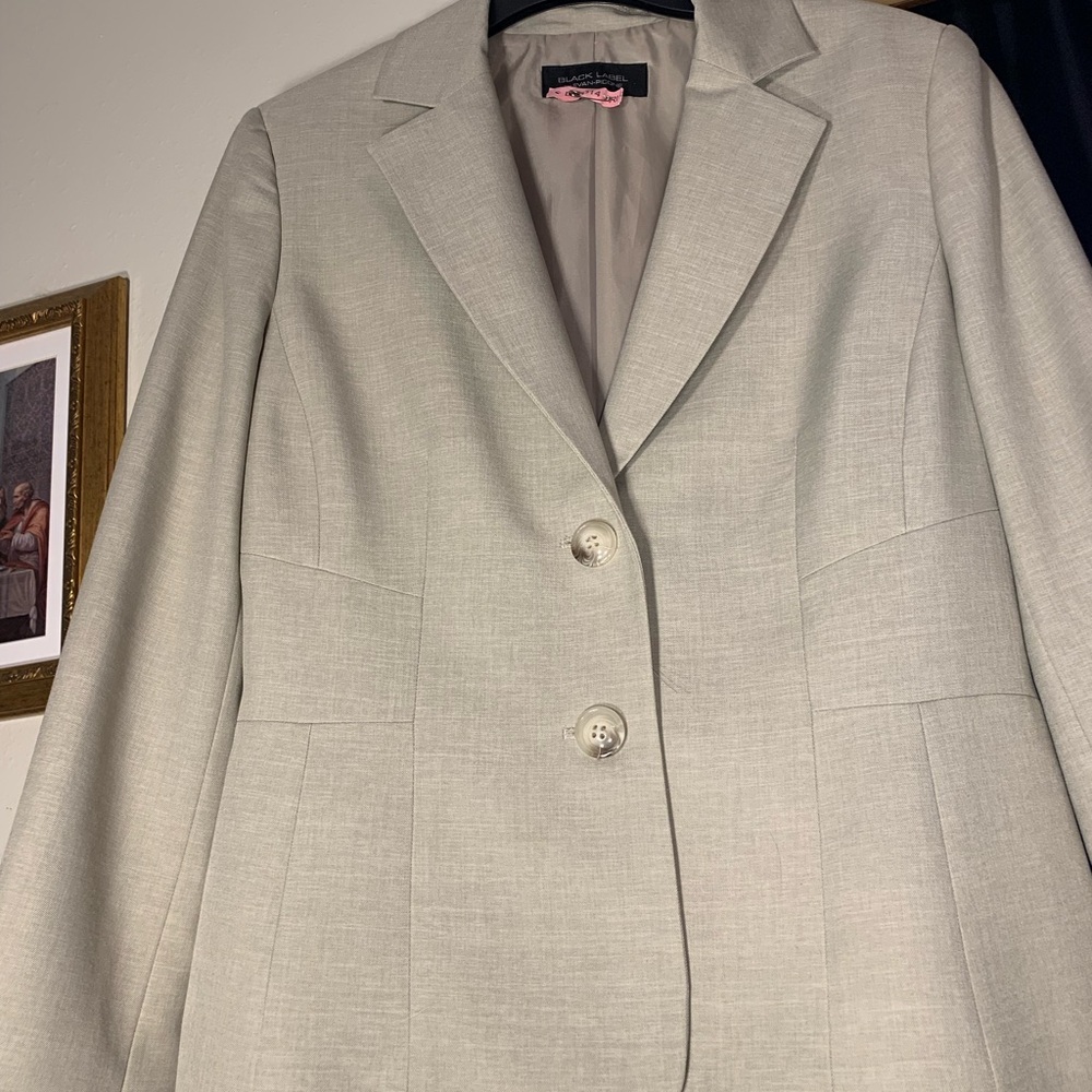 Elegant Women's beig Blazer